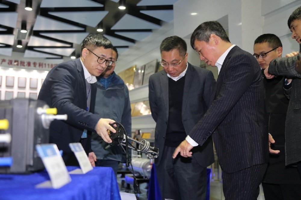 �Ϻ����ͻ��ɷ����޹�˾���ﻪ�ܾ���һ�й��ٺ��˹��ʴ��������쵼